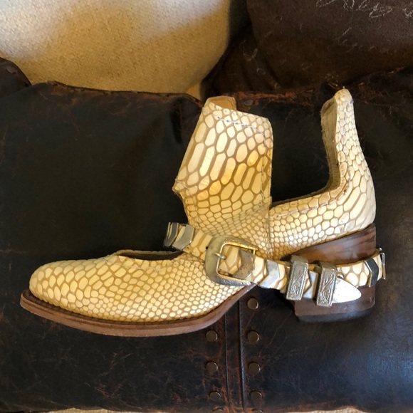 Freebird Blade ankle boots